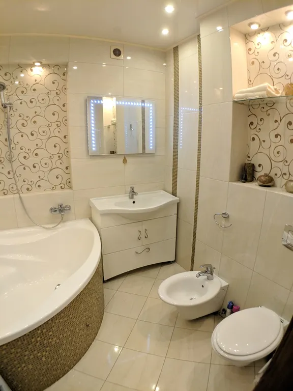 Дизайнерская двухуровневая 3-комнатная квартира с сауной и каминным залом