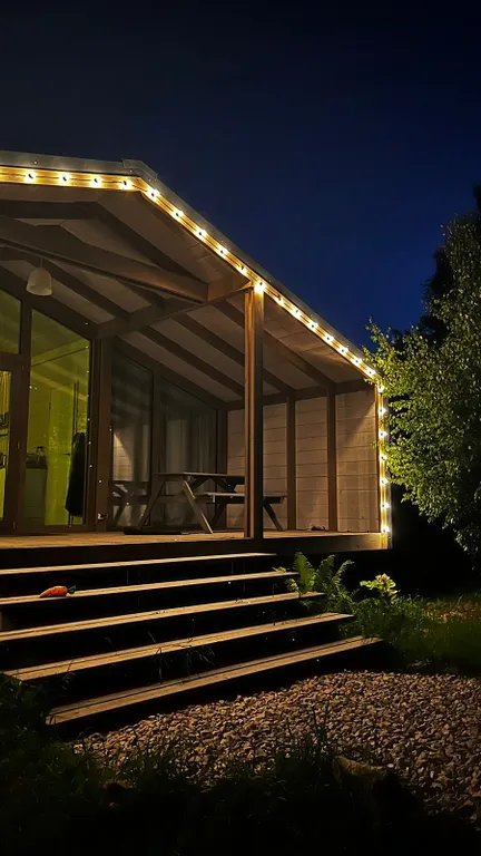 Атмосферный дом с камином около леса