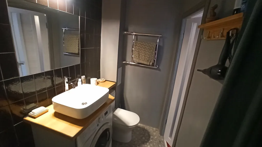 Светлая дизайнерская квартира с видом на горы и лес