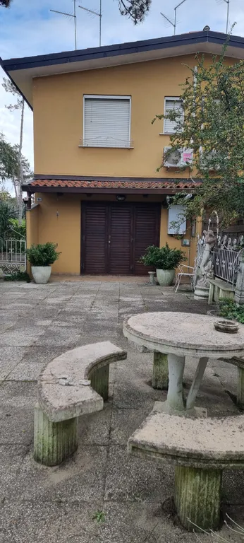 Двухэтажная квартира с частным двориком в Линиано Саббьядоро на море