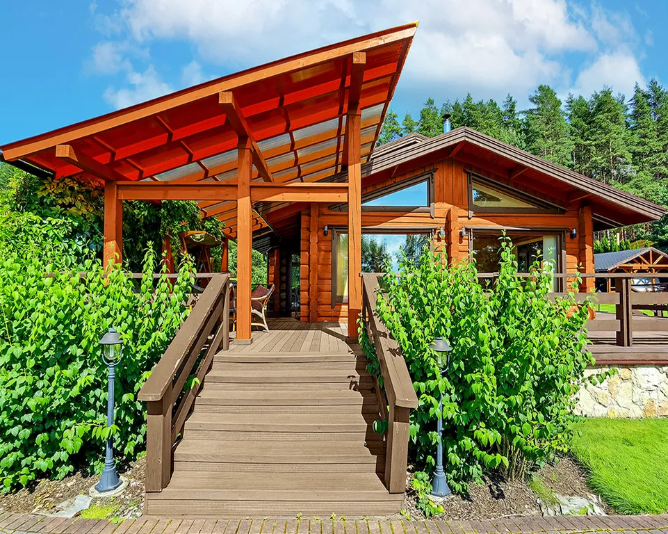 Коттедж в лесу с видом на озеро