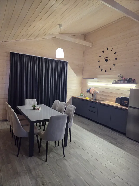 Красивый дом у речки