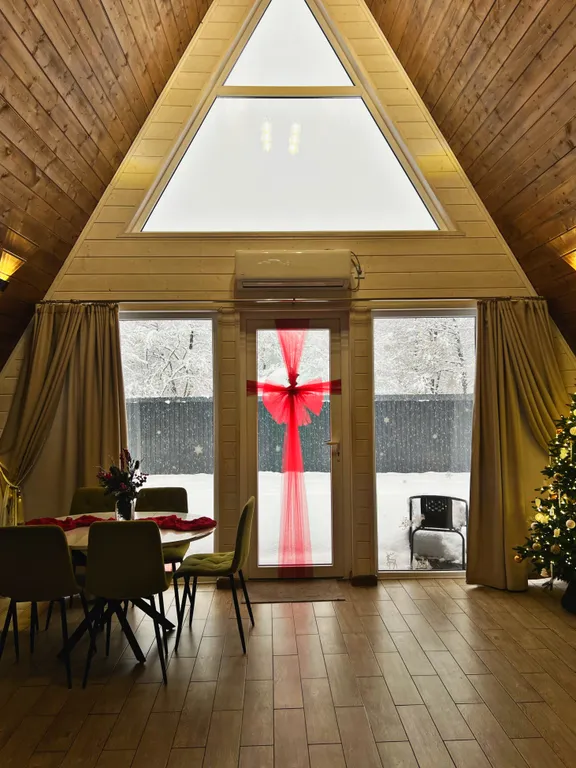 Уютный А-frame коттедж в зеленой части города