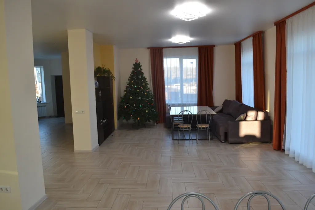 Уютный дом с зеленой лужайкой