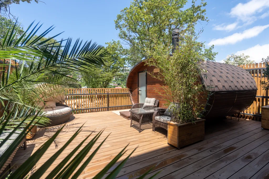 Апартаменты с террасой 80м2, тёплым бассейном и русской баней