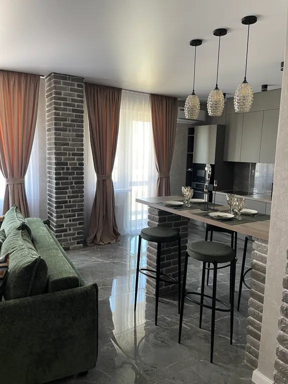 Дизайнерская современная студия в новом доме рядом с центром города