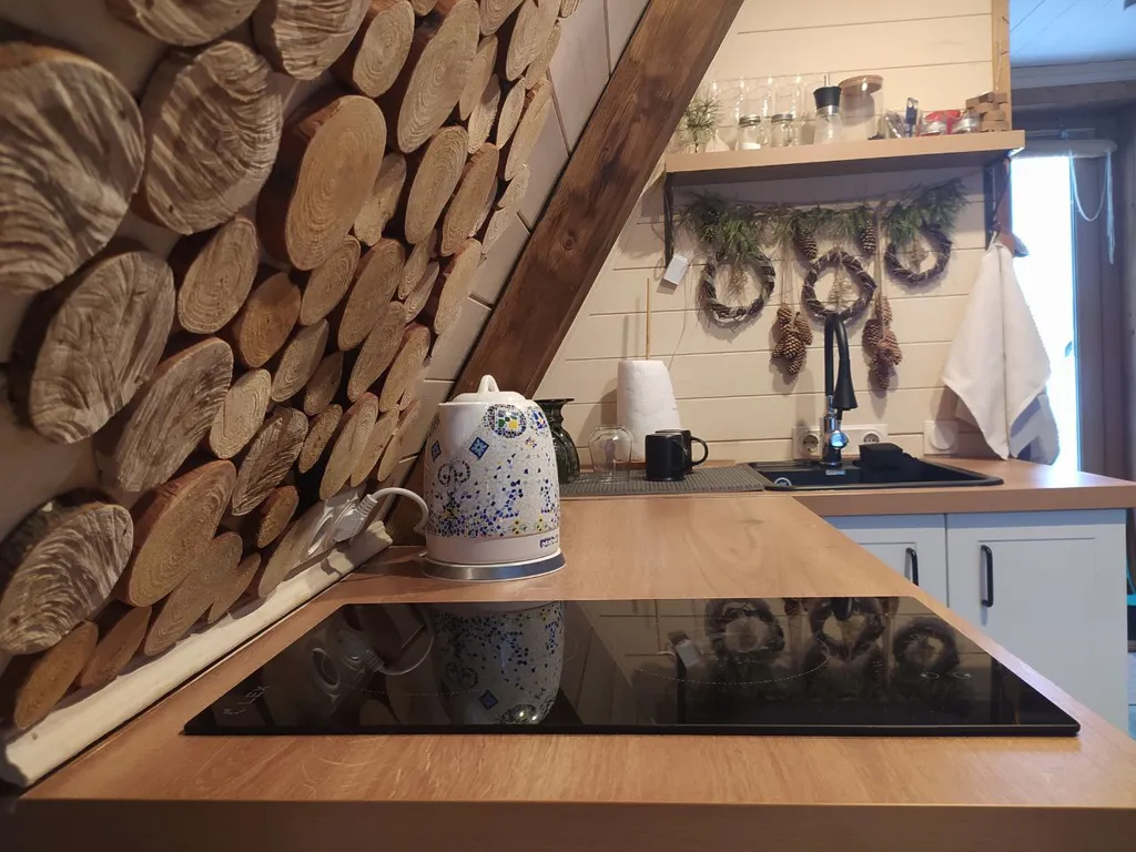 Лесной домик a-frame с террасой на холме, среди высоченных елей и берез