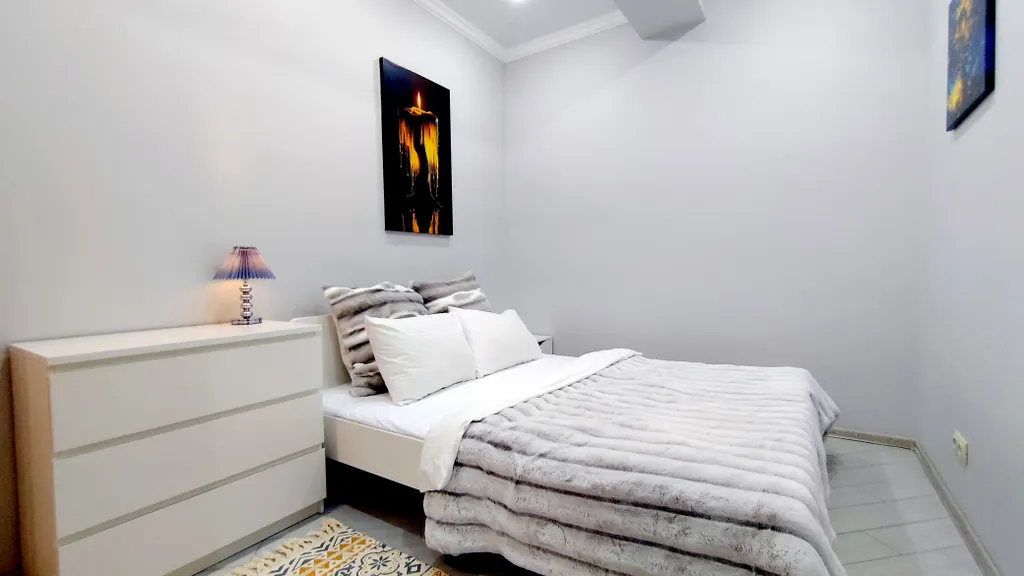 Идеально расположенный комфортный апартамент со спальней. Большие окна