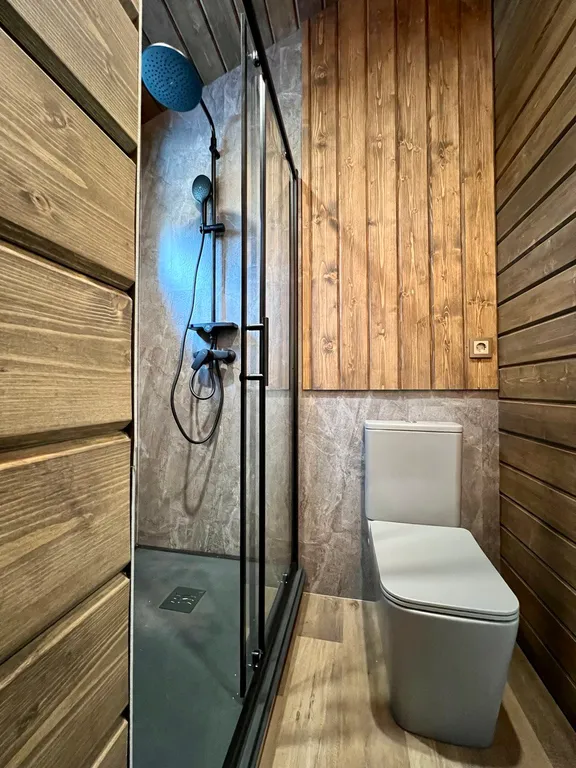 Дом Аура Леса на склоне с большой террасой и видом на лес и реку