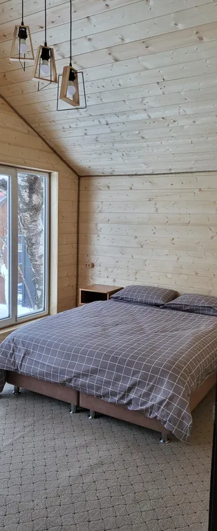 Двух этажный дом с видом на горы и реку