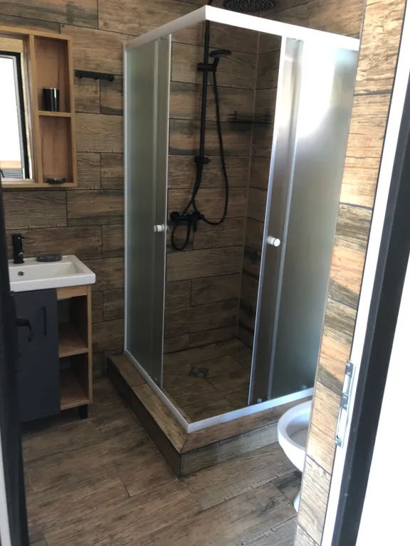 Дом с мансардой у моря, шале с видом на бассейн, номер с бассейном