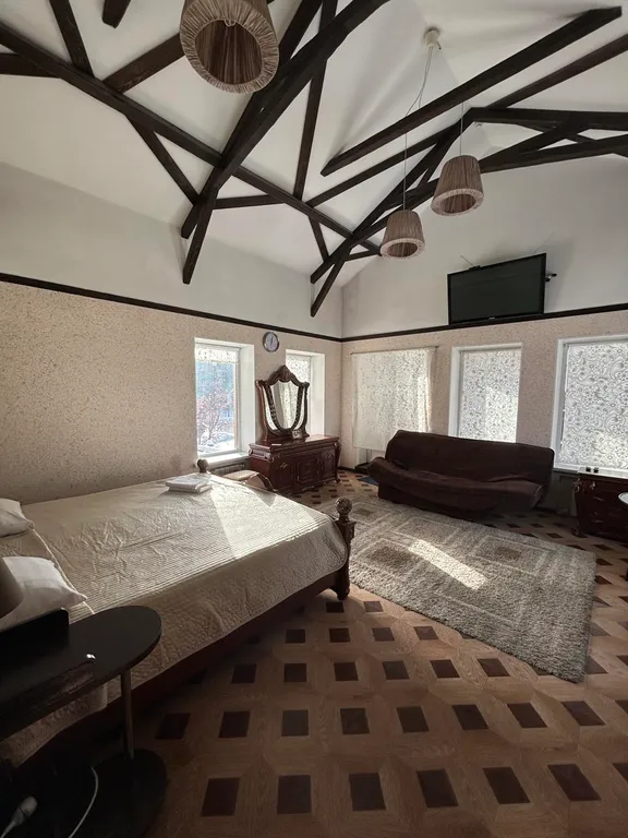 Роскошный номер для пар и семей с детьми, с балконом, кухней и диваном