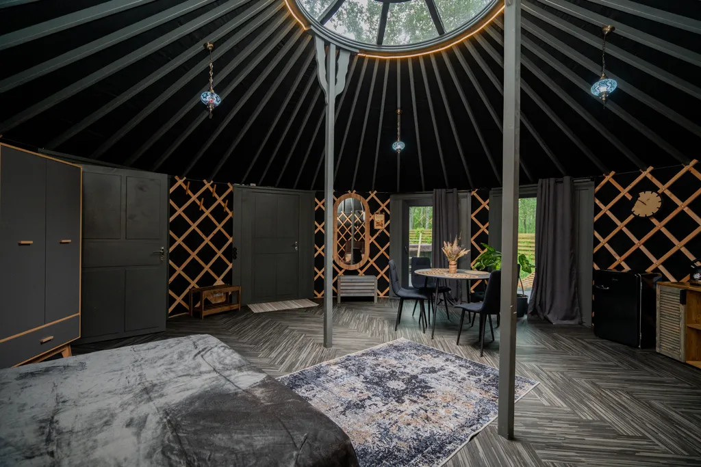 Юрта в лесу