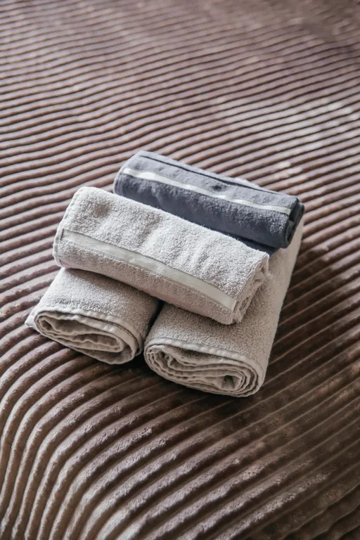 Гармония уюта: светлая студия с кроватью king size