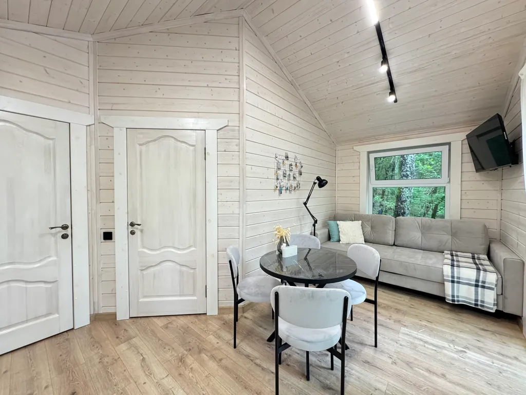 "ПОД КРОНАМИ" -Дом с чаном в лесу