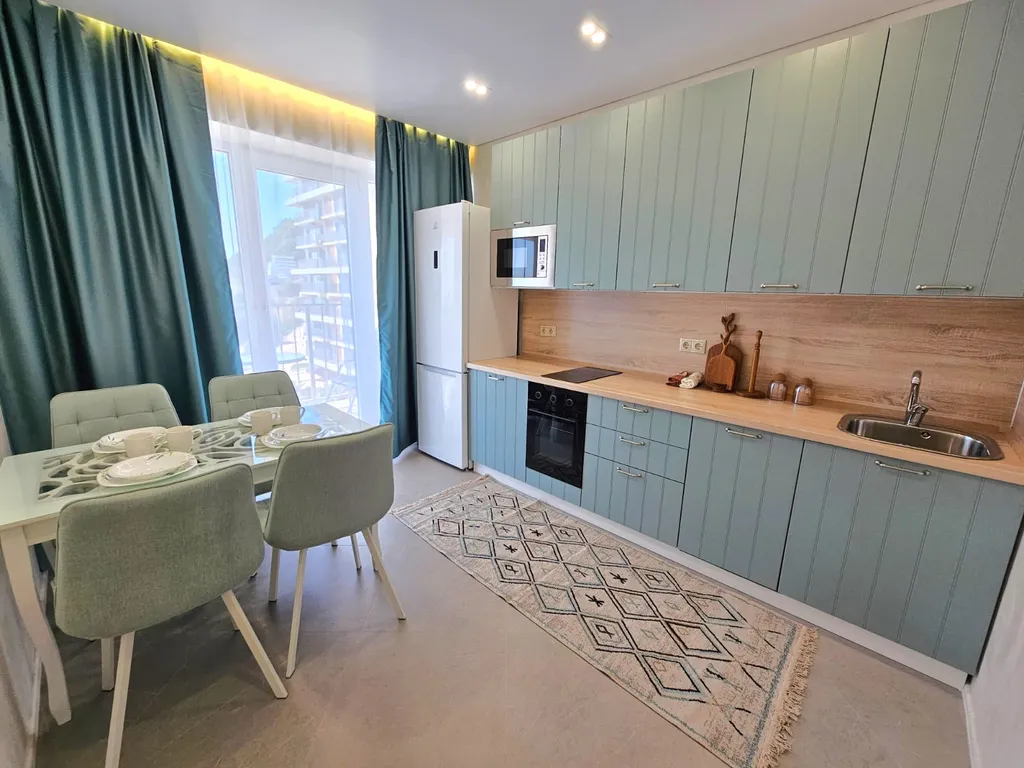 Большая квартира с видом на море