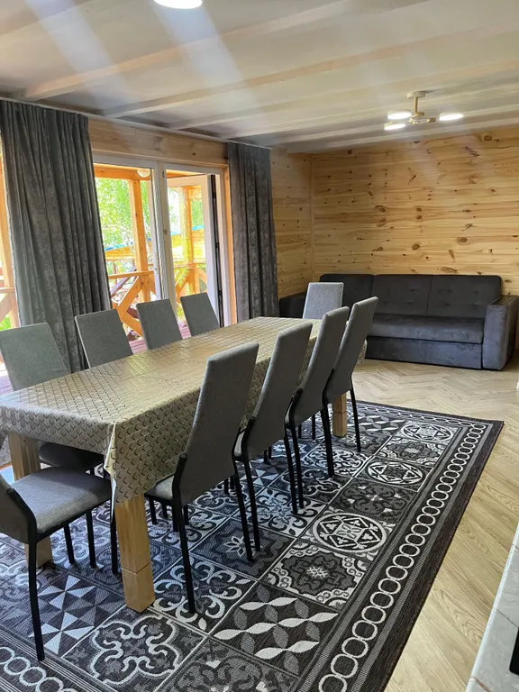 Коттедж с видом на озеро и горы