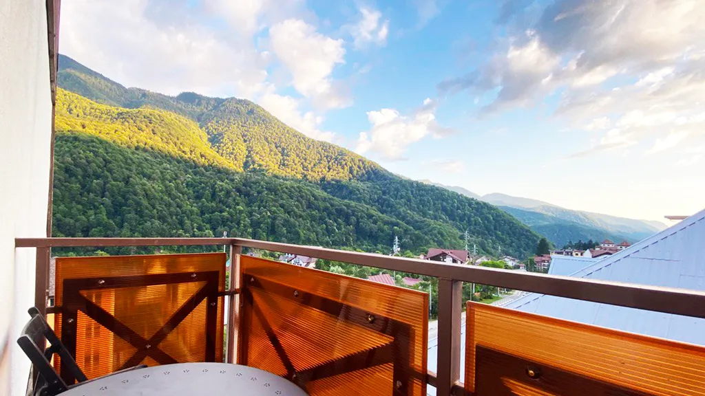 Просторный апартамент с панорамным видом на горы в центре. Спальня