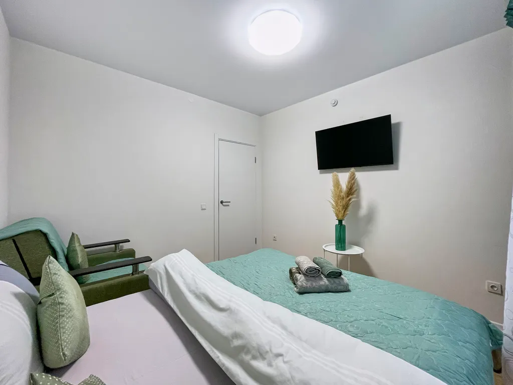 Уютная светлая трешка кухня отдельно, 2 балкона