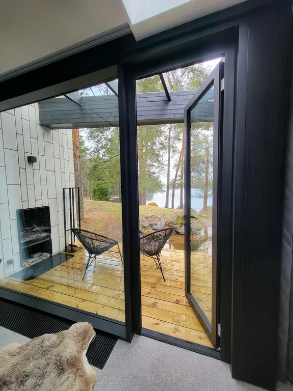 Загородный дом Helsinki с панорамными окнами на берегу реки Вуокса