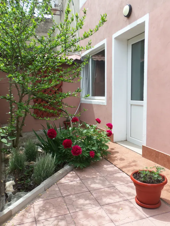 Небольшой уютный дом рядом с морем