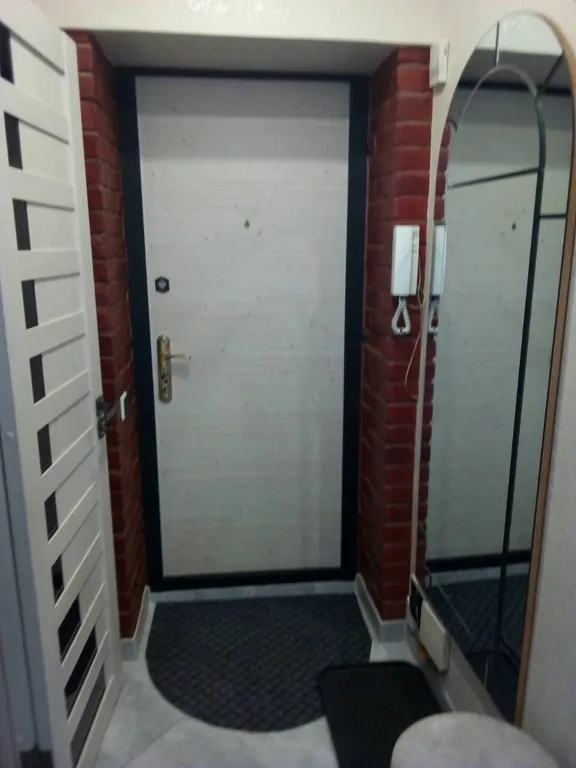 Кондиционер и камин.