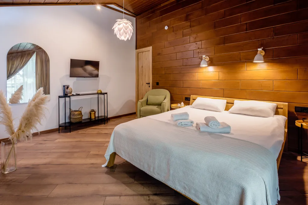 Дом у сквера в центре Поляны