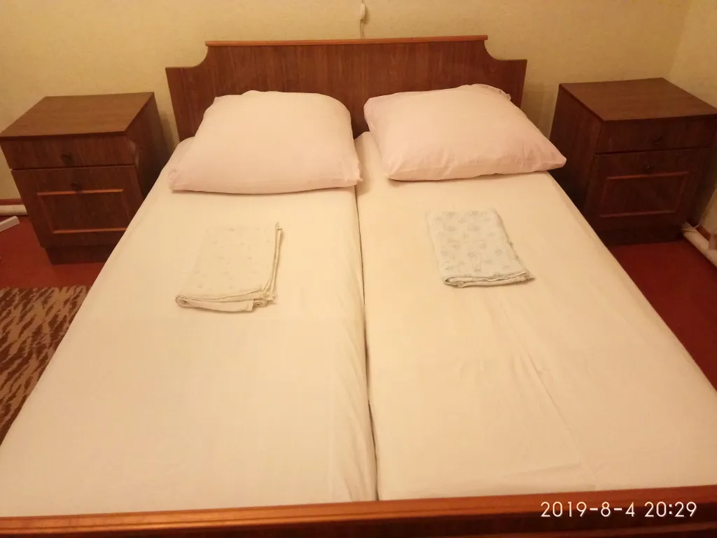 Светлая комната с видом на осенний сад