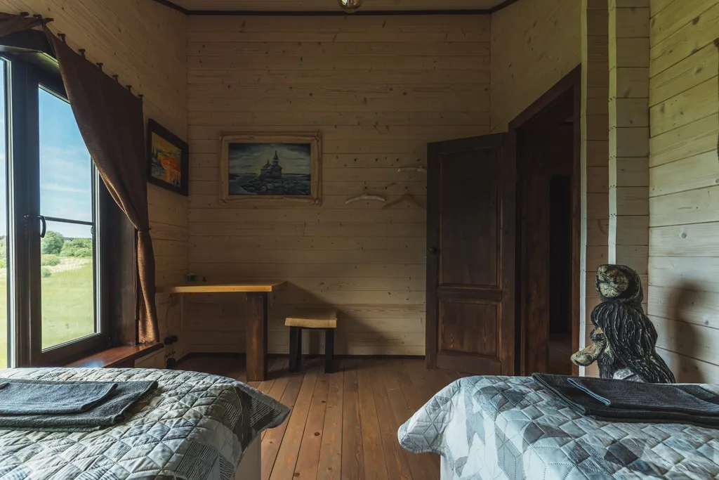 Дом Talotonttu на холме в окружении леса