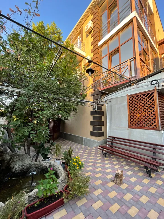 Четырёхместный номер люкс с балконом С видом на город и горы