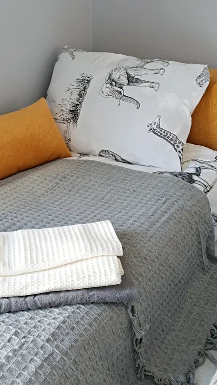 Уединенный трёхместный домик с queen size с собственным садом