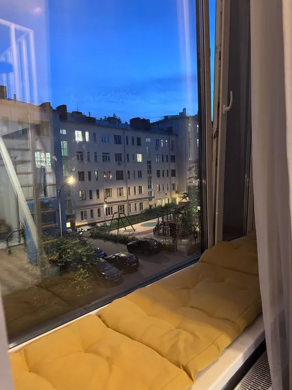Красный диван, голубое кресло