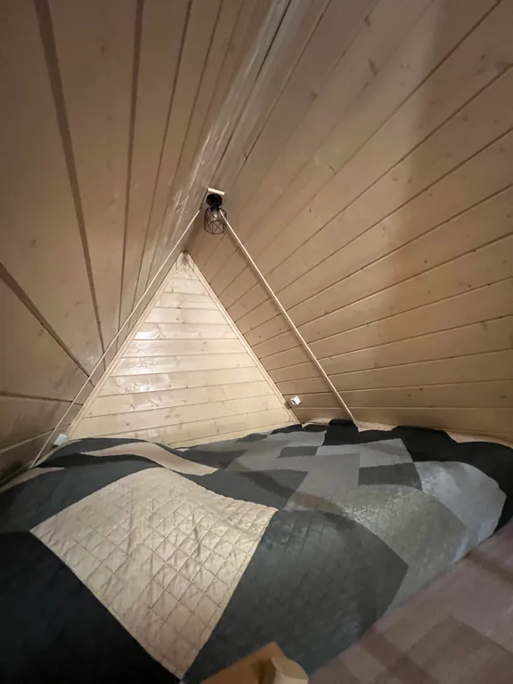 Уютный домик на берегу реки с горячим чаном