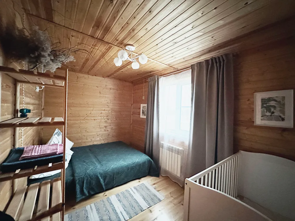 Деревянный коттедж с видом на озеро