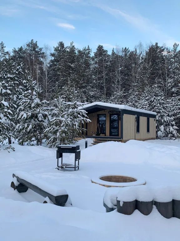 Светлый домик на опушке леса