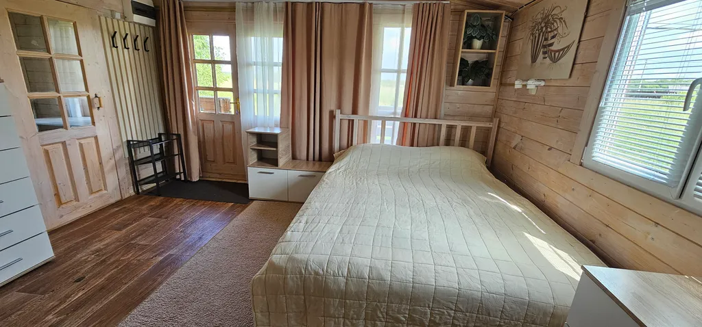 Коттедж Уютный домик на большом участке у озера — Никулино