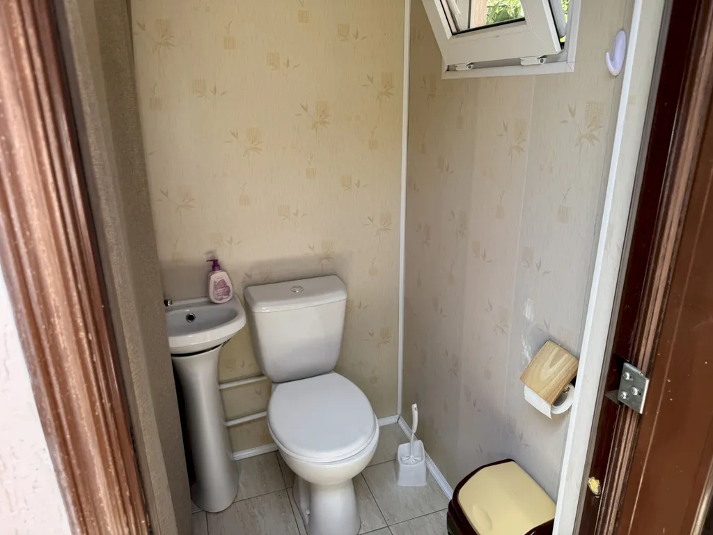 Четырёхкомнатный дом с двориком и мангалом – центр