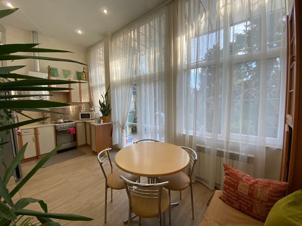 Двухкомнатная квартира возле набережной Ялты