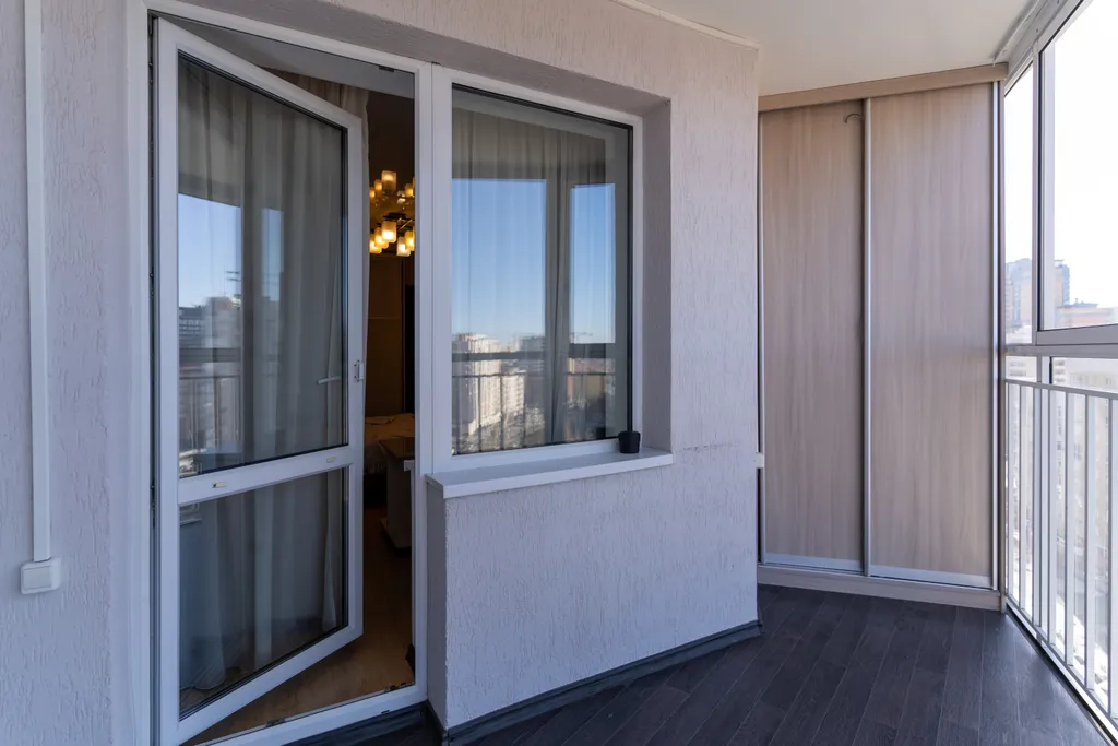 Двушка с подсветкой в спальне и панорамным балконом