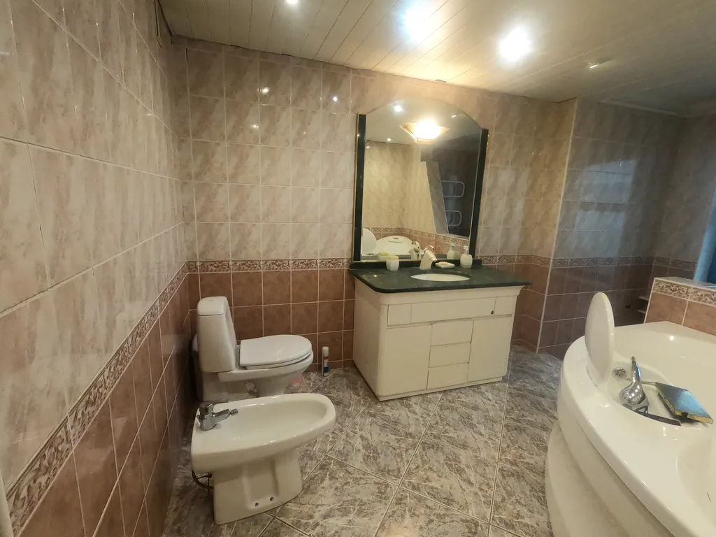 Шикарная квартира в центре города с огромной джакузи в виде сердечка