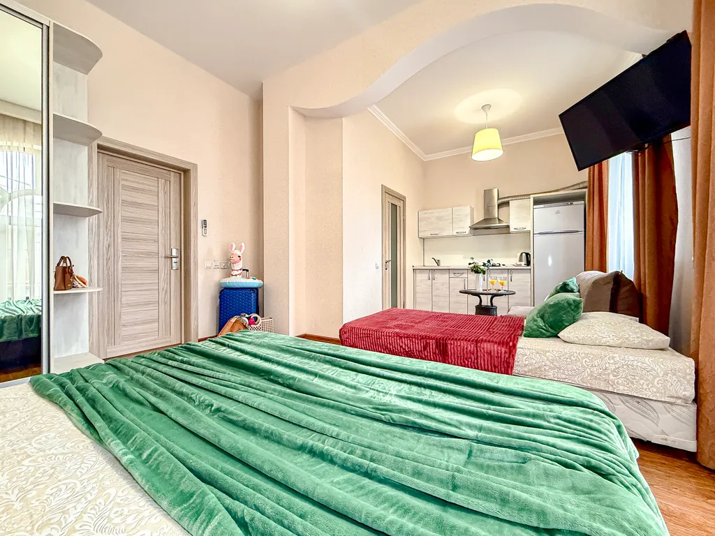 Номер на 4 человек с кухней на 1 этаже в центре, в 7 минутах до моря