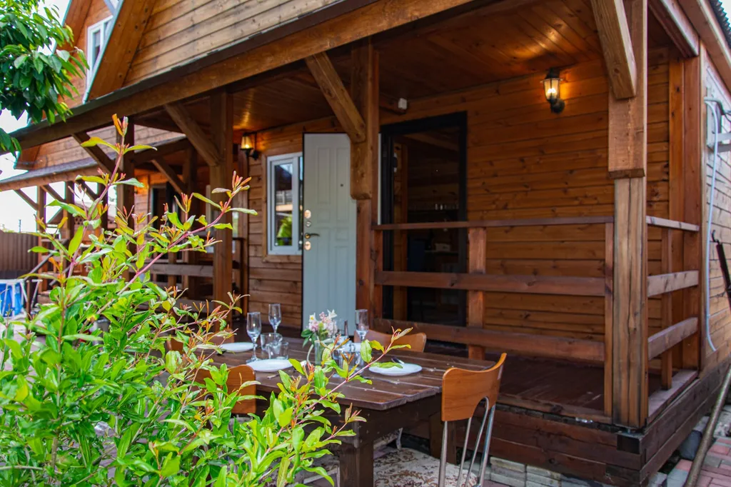 Деревянный экодом в идеально чистом месте