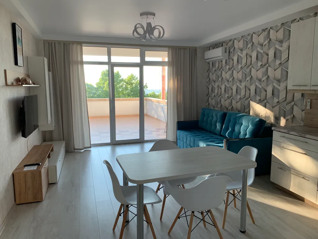 Новые апартаменты c террасой и видом на город и море