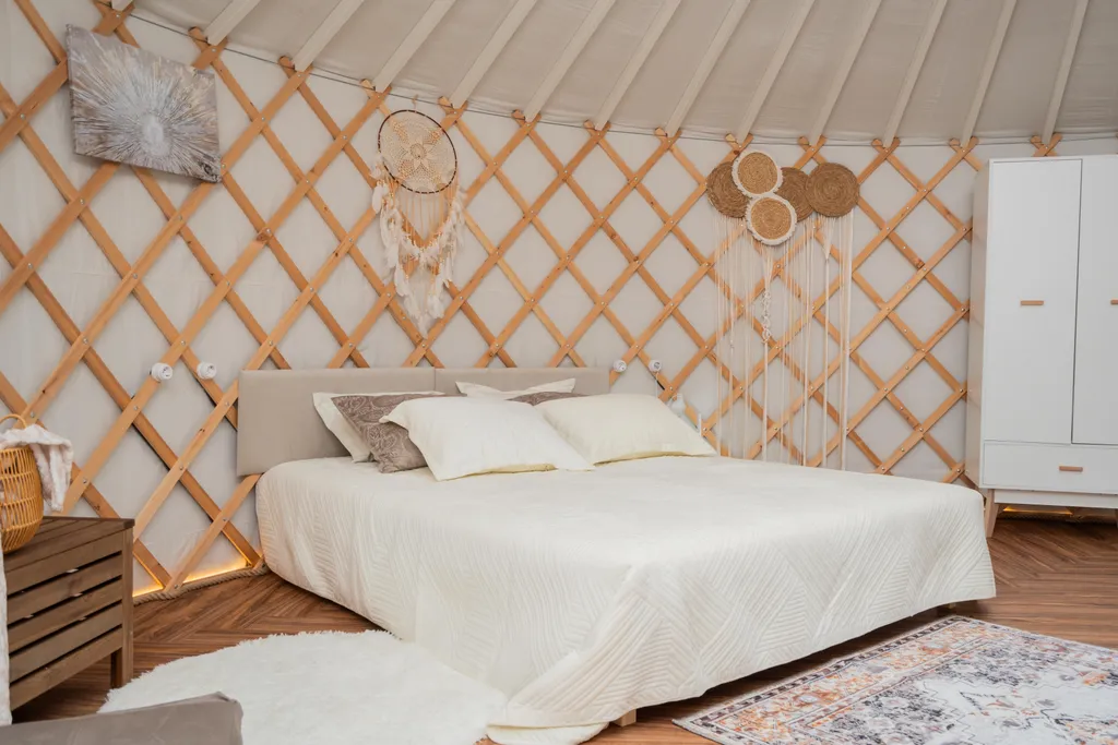 Глэмпинг с большой террасой в лесу