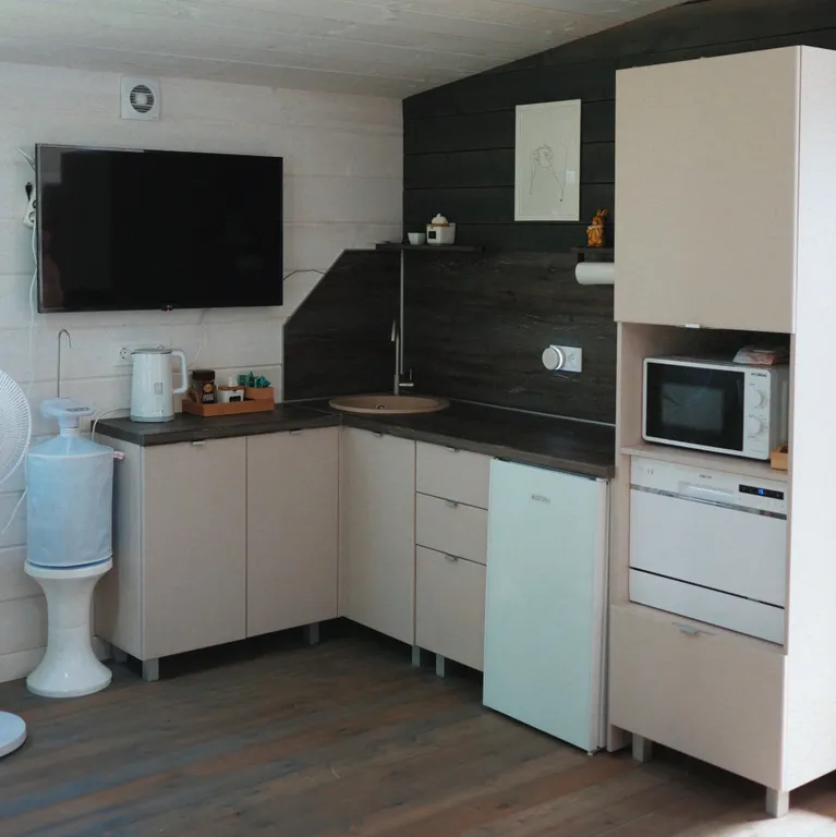 Современный уютный дом с видом на лес