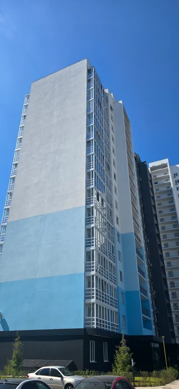 Новый дом, одна кухня изолированана от комнаты не студия всё отдельно,