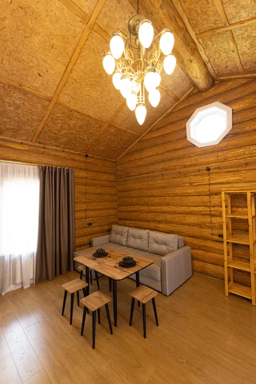 Бревенчатая изба с уникальной отделкой