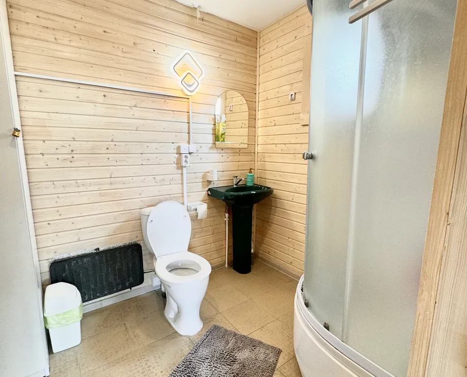 Новый домик на берегу бухты залива