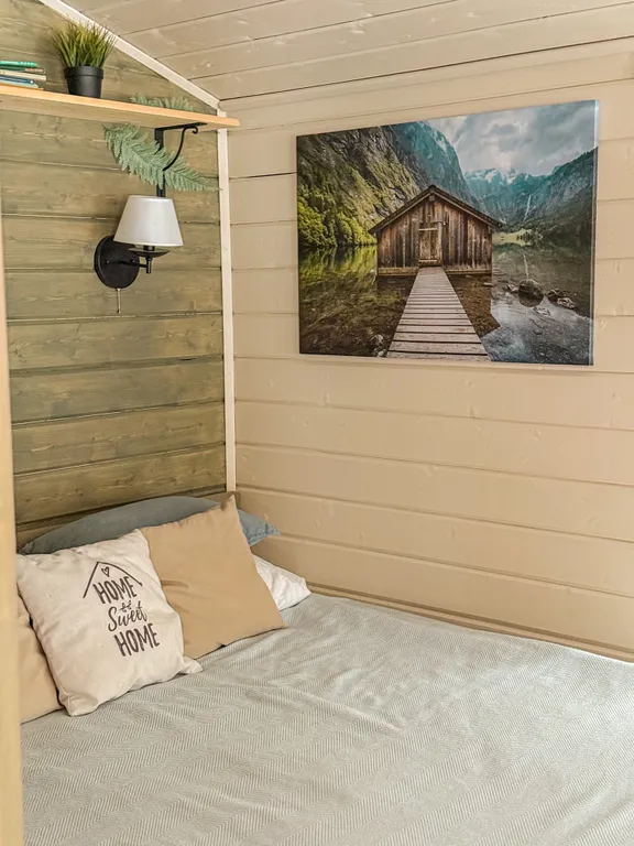 Дом в лесной сказке с видом на закат