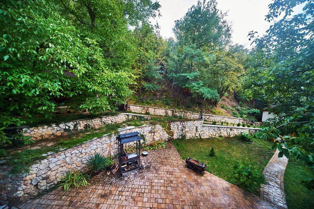 Дом в альпийском стиле в видом на горы